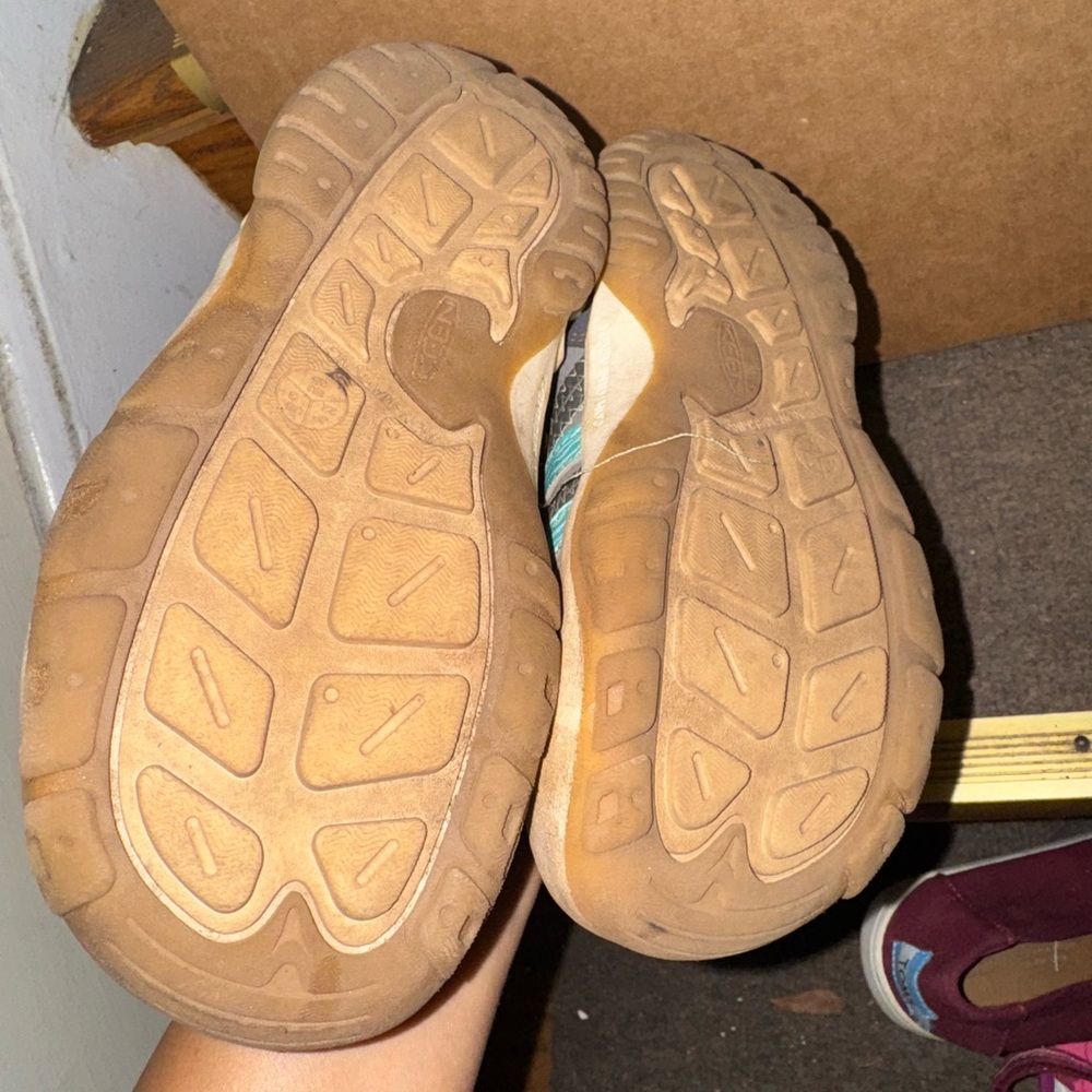 Kids Keen shoes size 2